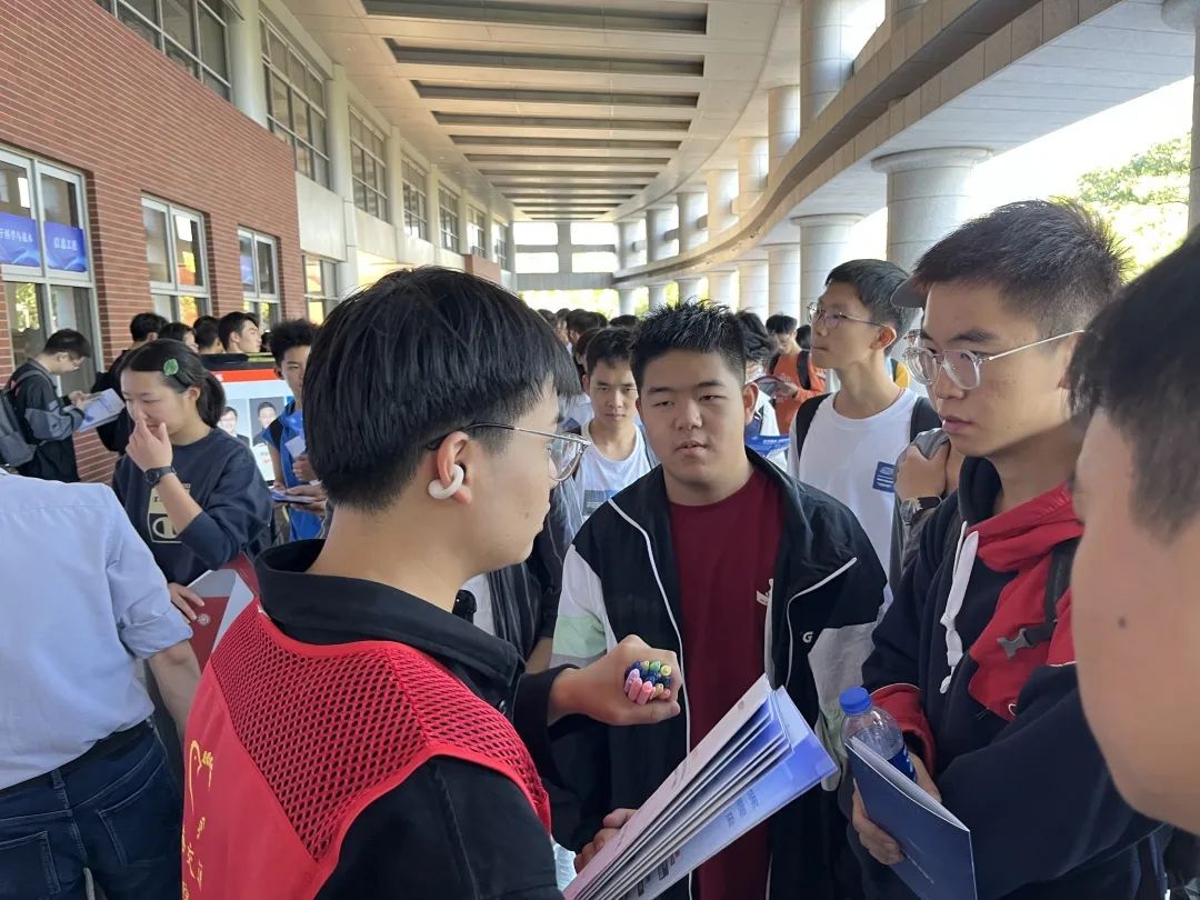 图7 大二学生及学生志愿者们为大一新生答疑.jpg